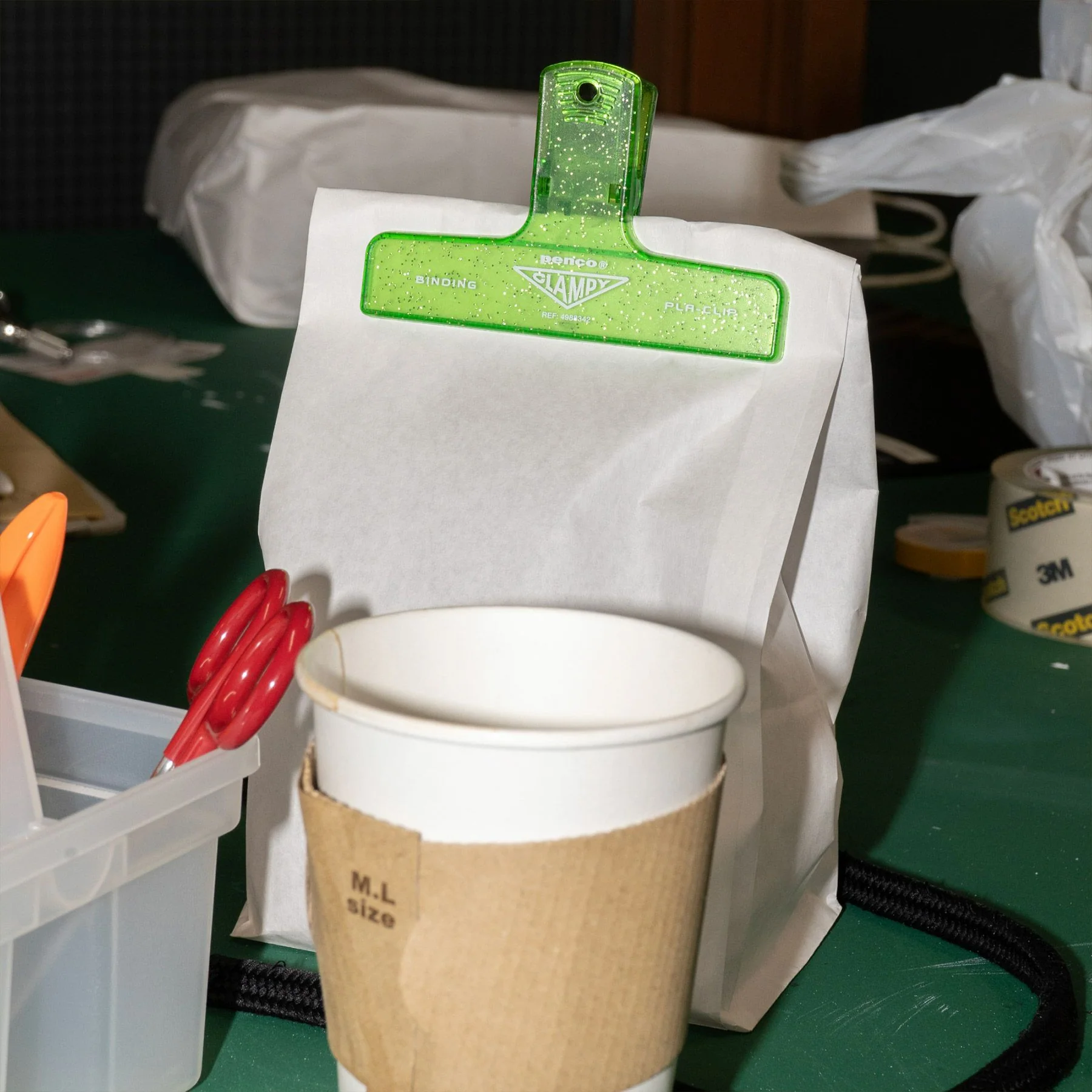 Plastic Clip Glitter - Image 12